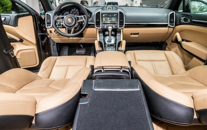 Porsche Cayenne cena 85000 przebieg: 440000, rok produkcji 2015 z Łeba małe 172